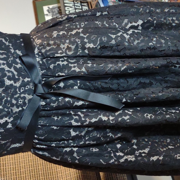 Sexy Coaktail / Formal Dress by ROBERT RODRIGUEZ for Neiman Marcus. Size 4 - Picture 3 of 11